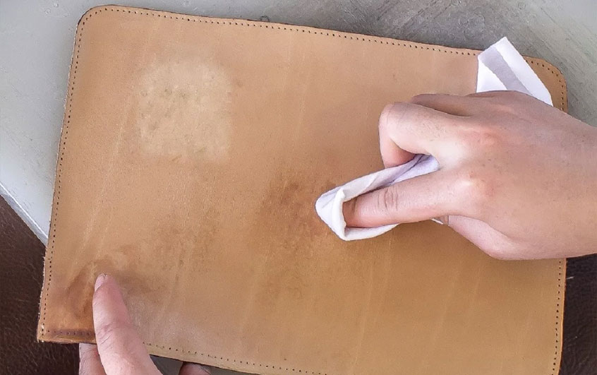 پاک کردن انواع لکه روی چرم