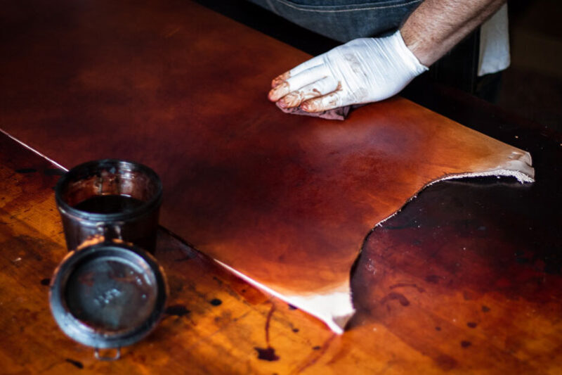 رنگ آمیزی چرم